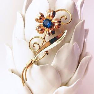 Vintage Van Dell flower brooch